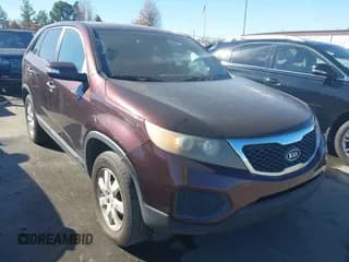 ✅ 2011 Kia Sorento LX • VIN: 5XYKT3A17BG125924 • Lot: 43727318. Wystawiony na IAAI z przebiegiem 295 930 mil. Bezpłatny archiwum sprzedaży aukcyjnych z USA i szczegółowy raport historii pojazdu na DreamBid. Zdjęcie 1.