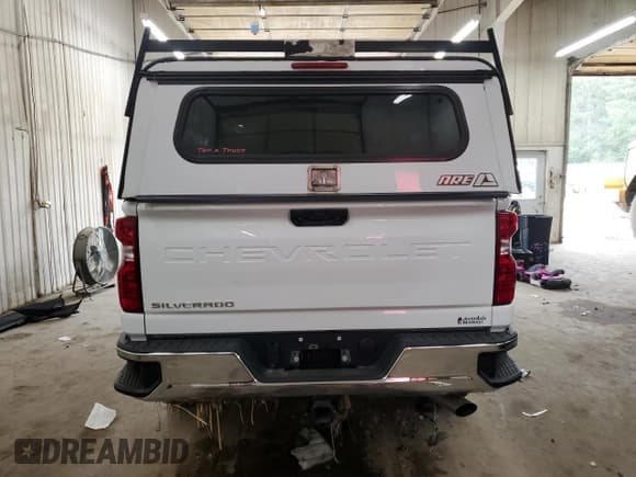 ✅ 2025 Chevrolet Silverado 2500HD • VIN: 1GC5KLE79SF270822 • Lot: 71915315. Wystawiony na Copart z przebiegiem 6 787 mil. Bezpłatny archiwum sprzedaży aukcyjnych z USA i szczegółowy raport historii pojazdu na DreamBid. Zdjęcie 6.