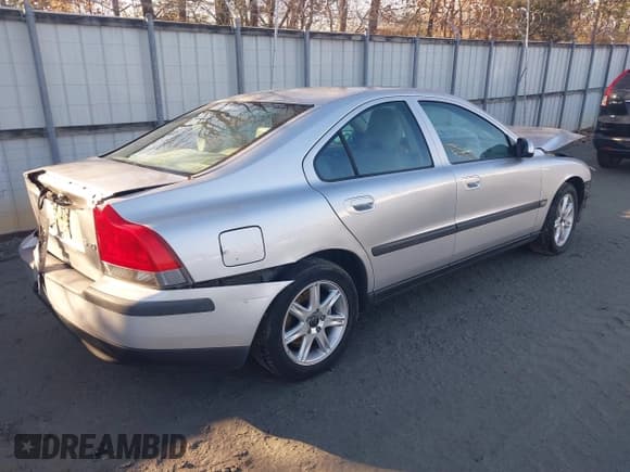 ✅ 2002 Volvo S60 • VIN: YV1RS61R622200464 • Lot: 41105829. Wystawiony na IAAI z przebiegiem 94 314 mil. Bezpłatny archiwum sprzedaży aukcyjnych z USA i szczegółowy raport historii pojazdu na DreamBid. Zdjęcie 4.