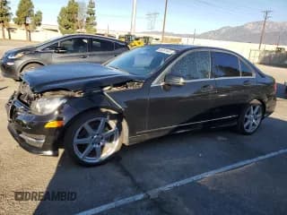 ✅ 2014 Mercedes-Benz C 250 Sport • VIN: WDDGF4HBXEA958922 • Lot: 86261445. Wystawiony na Copart z przebiegiem 129 605 mil. Bezpłatny archiwum sprzedaży aukcyjnych z USA i szczegółowy raport historii pojazdu na DreamBid. Zdjęcie 1.