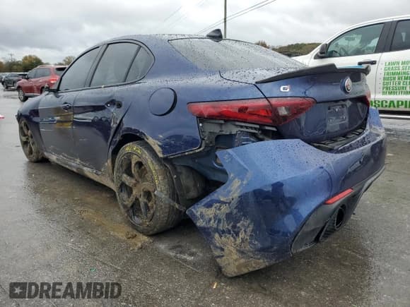 ✅ 2018 Alfa Romeo Giulia • VIN: ZARFAEDNXJ7570791 • Lot: 90698755. Listed on Copart with 83,303 mi. Free auction sales archive from the USA and detailed vehicle history report at DreamBid. Image 2.