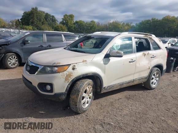 ✅ 2011 Kia Sorento LX • VIN: 5XYKT3A10BG087114 • Lot: 43511158. Listed on IAAI with 167,991 mi. Free auction sales archive from the USA and detailed vehicle history report at DreamBid. Image 18.