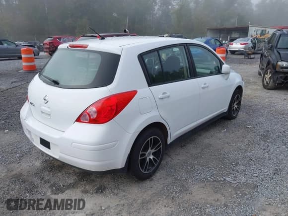 ✅ 2010 Nissan Versa S • VIN: 3N1BC1CP8AL451277 • Lot: 43381653. Wystawiony na IAAI z przebiegiem 142 180 mil. Bezpłatny archiwum sprzedaży aukcyjnych z USA i szczegółowy raport historii pojazdu na DreamBid. Zdjęcie 4.