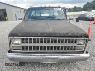 ✅ 1985 Chevrolet Silverado 2500 • VIN: 1GCFC24H3FF350127 • Lot: 68539245. Wystawiony na Copart z przebiegiem 61 111 mil. Bezpłatny archiwum sprzedaży aukcyjnych z USA i szczegółowy raport historii pojazdu na DreamBid. Zdjęcie 5.