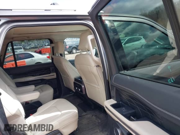 ✅ 2018 Ford Expedition Max Platinum • VIN: 1FMJK1MT0JEA19575 • Lot: 41870445. Wystawiony na IAAI z przebiegiem 76 781 mil. Bezpłatny archiwum sprzedaży aukcyjnych z USA i szczegółowy raport historii pojazdu na DreamBid. Zdjęcie 8.