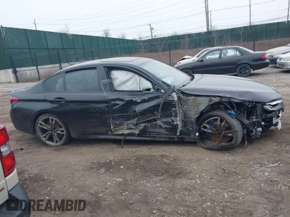 ✅ 2022 BMW 5 Series M550i xDrive • VIN: WBA13BK01NCH76521 • Lot: 41904437. Wystawiony na IAAI z przebiegiem Nie podano. Bezpłatny archiwum sprzedaży aukcyjnych z USA i szczegółowy raport historii pojazdu na DreamBid. Zdjęcie 14.