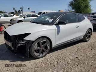 ✅ 2019 Hyundai Veloster Turbo • VIN: KMHTH6AB4KU014810 • Lot: 49254225. Wystawiony na Copart z przebiegiem 49 115 mil mil. Skorzystaj z bezpłatnego archiwum sprzedaży aukcyjnych z USA i zobacz szczegółowy raport historii pojazdu na DreamBid. Zdjęcie 1.