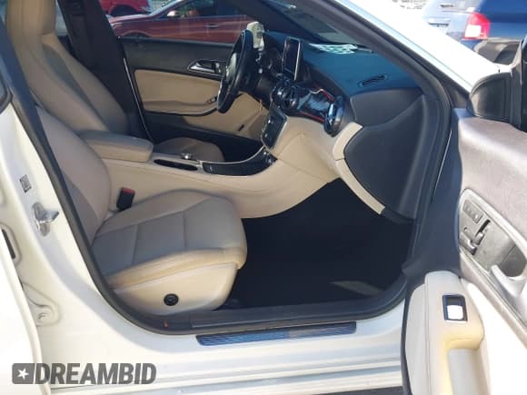 ✅ 2015 Mercedes-Benz CLA 250 • VIN: WDDSJ4EB4FN226941 • Lot: 43708611. Wystawiony na IAAI z przebiegiem 136 256 mil. Bezpłatny archiwum sprzedaży aukcyjnych z USA i szczegółowy raport historii pojazdu na DreamBid. Zdjęcie 5.