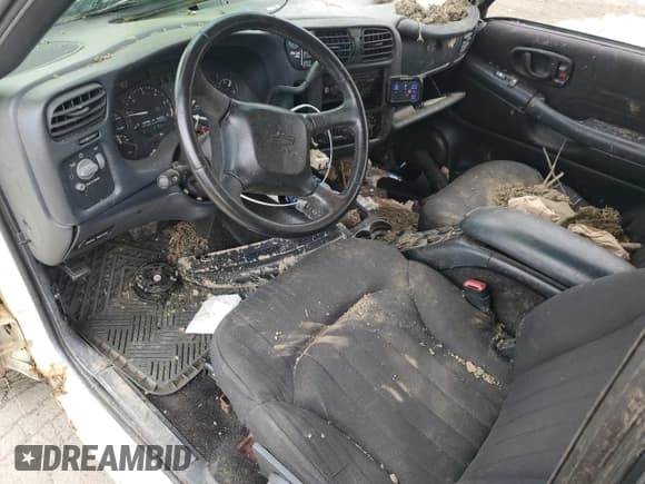 ✅ 2004 Chevrolet Blazer LS • VIN: 1GNDT13X24K117667 • Lot: 56937965. Wystawiony na Copart z przebiegiem 149 959 mil. Bezpłatny archiwum sprzedaży aukcyjnych z USA i szczegółowy raport historii pojazdu na DreamBid. Zdjęcie 8.