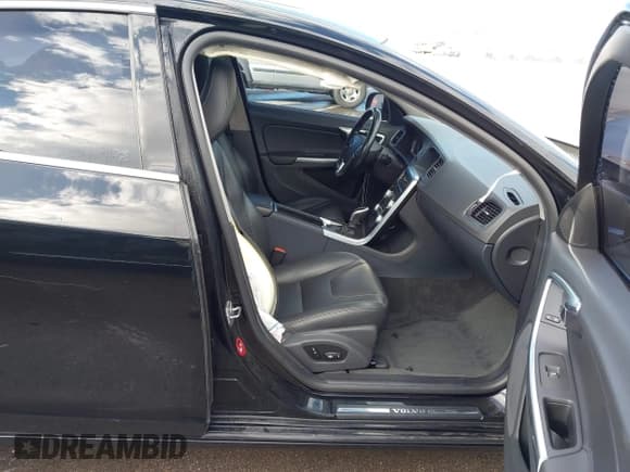 ✅ 2015 Volvo S60 T5 Premier • VIN: YV1612TK5F1353489 • Lot: 43583828. Listed on IAAI with 99,150 mi. Free auction sales archive from the USA and detailed vehicle history report at DreamBid. Image 5.