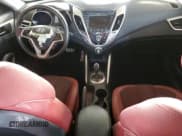 ✅ 2012 Hyundai Veloster w/Red Int • VIN: KMHTC6AD3CU058993 • Lot: 44230704. Wystawiony na Copart z przebiegiem Nie podano. Bezpłatny archiwum sprzedaży aukcyjnych z USA i szczegółowy raport historii pojazdu na DreamBid. Zdjęcie 8.