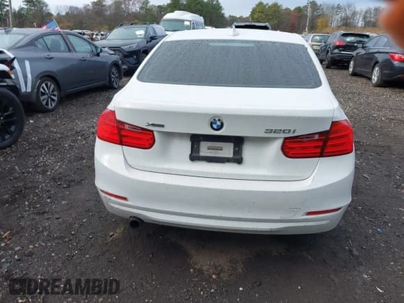 ✅ 2015 BMW 3 Series 320i xDrive • VIN: WBA3C3G56FNS76084 • Lot: 43690415. Wystawiony na IAAI z przebiegiem 110 876 mil. Bezpłatny archiwum sprzedaży aukcyjnych z USA i szczegółowy raport historii pojazdu na DreamBid. Zdjęcie 16.