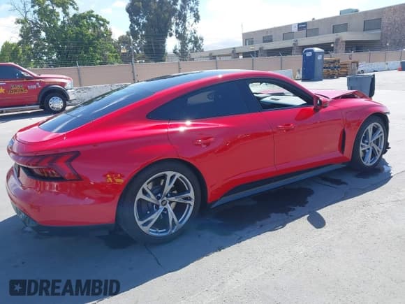 ✅ 2024 Audi e-tron GT Premium Plus • VIN: WAUFJBFW2R7000954 • Лот: 42339129. Опубликован ранее на IAAI с пробегом 12 459 миль. Бесплатный доступ к архиву аукционных продаж из США и подробный отчёт об истории автомобиля на DreamBid. Изображение 4.