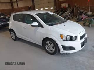 2015 Chevrolet Sonic LS z VIN 1G1JA6SG6F4185079, wystawiony jako IAAI lot #43552770 z przebiegiem 137 210 mil mil oraz . Historia ofert i sprzedaży dostępna na DreamBid. Obrazek 1.