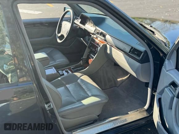 ✅ 1995 Mercedes-Benz E 320 • VIN: WDBEA32E2SC266939 • Лот: 87461985. Опубликован ранее на Copart с пробегом 140 760 миль. Бесплатный доступ к архиву аукционных продаж из США и подробный отчёт об истории автомобиля на DreamBid. Изображение 5.