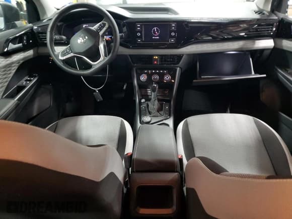 ✅ 2024 Volkswagen Taos S • VIN: 3VV8X7B21RM121220 • Lot: 80862005. Wystawiony na Copart z przebiegiem 1 749 mil. Bezpłatny archiwum sprzedaży aukcyjnych z USA i szczegółowy raport historii pojazdu na DreamBid. Zdjęcie 8.