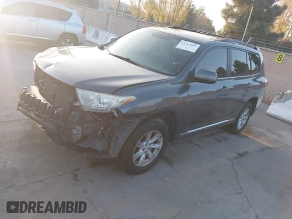 ✅ 2012 Toyota Highlander SE • VIN: 5TDBK3EH1CS172865 • Lot: 43763952. Wystawiony na IAAI z przebiegiem 139 722 mil. Bezpłatny archiwum sprzedaży aukcyjnych z USA i szczegółowy raport historii pojazdu na DreamBid. Zdjęcie 2.