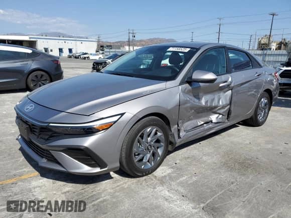 2024 Hyundai Elantra SEL z VIN KMHLM4DG4RU807901, wystawiony jako Copart lot #71158525 z przebiegiem 12 788 mil mil oraz Szkoda całkowita • Salvage title. Historia ofert i sprzedaży dostępna na DreamBid. Obrazek 1.