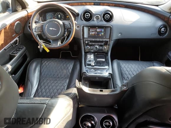 ✅ 2017 Jaguar XJ Portfolio • VIN: SAJWJ2GD3H8W12378 • Лот: 67472455. Опубликован ранее на Copart с пробегом 61 360 миль. Бесплатный доступ к архиву аукционных продаж из США и подробный отчёт об истории автомобиля на DreamBid. Изображение 8.