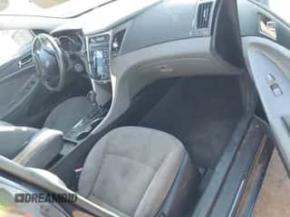 2013 Hyundai Sonata GLS z VIN 5NPEB4ACXDH557846, wystawiony jako IAAI lot #43595828 z przebiegiem Nie podano mil oraz . Historia ofert i sprzedaży dostępna na DreamBid. Obrazek 5.