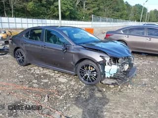 ✅ 2022 Toyota Camry SE • VIN: 4T1G11AK3NU717084 • Lot: 43315305. Wystawiony na IAAI z przebiegiem 40 091 mil. Bezpłatny archiwum sprzedaży aukcyjnych z USA i szczegółowy raport historii pojazdu na DreamBid. Zdjęcie 1.