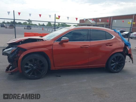 ✅ 2019 Lexus UX 200 • VIN: JTHY3JBH8K2007240 • Lot: 42893981. Wystawiony na IAAI z przebiegiem 63 624 mil. Bezpłatny archiwum sprzedaży aukcyjnych z USA i szczegółowy raport historii pojazdu na DreamBid. Zdjęcie 15.