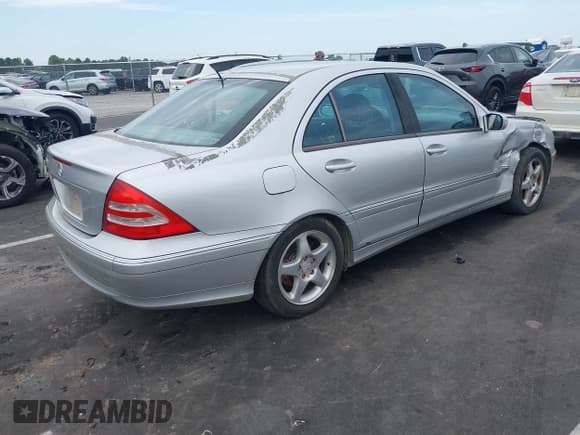 ✅ 2002 Mercedes-Benz C 230/260/280/320 • VIN: WDBRF64J62F146123 • Lot: 43333814. Wystawiony na IAAI z przebiegiem 251 727 mil. Bezpłatny archiwum sprzedaży aukcyjnych z USA i szczegółowy raport historii pojazdu na DreamBid. Zdjęcie 4.