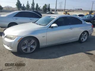 ✅ 2008 BMW 3 Series 335i • VIN: WBAWL73508PX56283 • Лот: 90265655. Опубликован ранее на Copart с пробегом 112 323 миль. Бесплатный доступ к архиву аукционных продаж из США и подробный отчёт об истории автомобиля на DreamBid. Изображение 1.