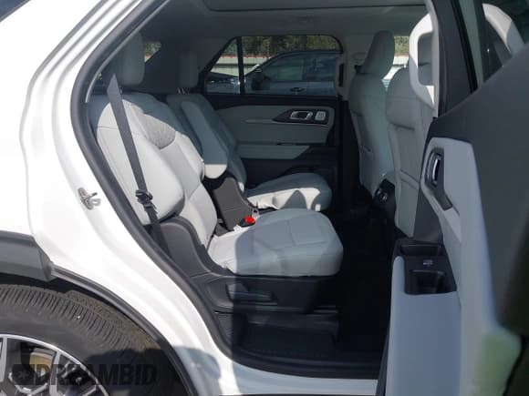 ✅ 2025 Ford Explorer • VIN: 1FMWK7HC1SGC05473 • Lot: 43494798. Wystawiony na IAAI z przebiegiem 4 953 mil. Bezpłatny archiwum sprzedaży aukcyjnych z USA i szczegółowy raport historii pojazdu na DreamBid. Zdjęcie 8.