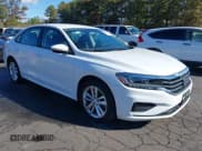 ✅ 2020 Volkswagen Passat S • VIN: 1VWAA7A32LC013299 • Lot: 43532788. Wystawiony na IAAI z przebiegiem 26 525 mil. Bezpłatny archiwum sprzedaży aukcyjnych z USA i szczegółowy raport historii pojazdu na DreamBid. Zdjęcie 1.