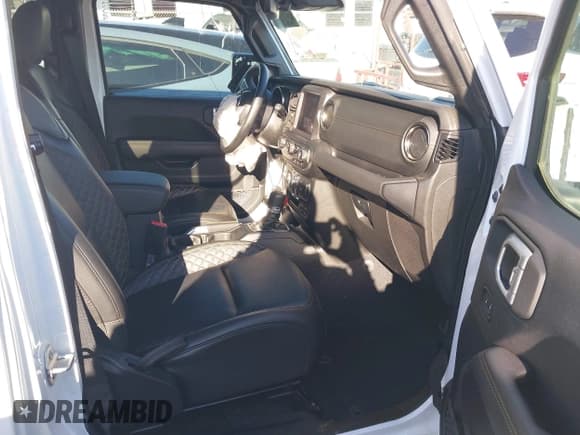 ✅ 2021 Jeep Wrangler Unlimited Sahara Altitude • VIN: 1C4HJXEG1MW597127 • Lot: 43594022. Wystawiony na IAAI z przebiegiem 82 436 mil. Bezpłatny archiwum sprzedaży aukcyjnych z USA i szczegółowy raport historii pojazdu na DreamBid. Zdjęcie 5.