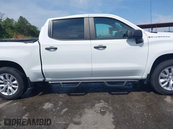 ✅ 2022 Chevrolet Silverado 1500 Custom • VIN: 3GCPYBEK4NG189834 • Lot: 42136171. Wystawiony na IAAI z przebiegiem 95 440 mil. Bezpłatny archiwum sprzedaży aukcyjnych z USA i szczegółowy raport historii pojazdu na DreamBid. Zdjęcie 14.