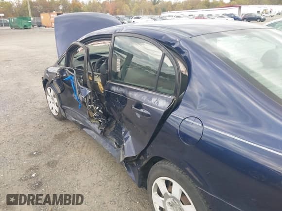 ✅ 2011 Honda Civic LX • VIN: 2HGFA1F56BH521398 • Lot: 43503543. Wystawiony na IAAI z przebiegiem 165 423 mil. Bezpłatny archiwum sprzedaży aukcyjnych z USA i szczegółowy raport historii pojazdu na DreamBid. Zdjęcie 6.