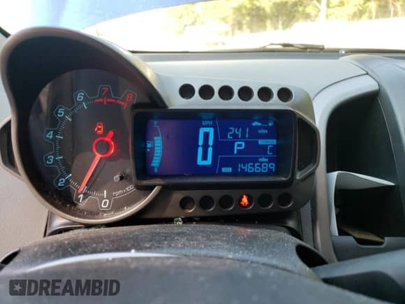 2013 Chevrolet Sonic LT z VIN 1G1JC5SH3D4235995, wystawiony jako Copart lot #72461544 z przebiegiem 146 689 mil mil oraz Szkoda całkowita • Salvage title. Historia ofert i sprzedaży dostępna na DreamBid. Obrazek 9.