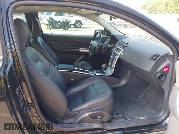 ✅ 2012 Volvo C30 • VIN: YV1672MK4C2265469 • Lot: 42861059. Wystawiony na IAAI z przebiegiem 155 010 mil. Bezpłatny archiwum sprzedaży aukcyjnych z USA i szczegółowy raport historii pojazdu na DreamBid. Zdjęcie 5.