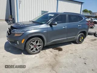 ✅ 2023 Kia Seltos SX • VIN: KNDETCA2XP7429064 • Lot: 71529585. Wystawiony na Copart z przebiegiem 66 896 mil. Bezpłatny archiwum sprzedaży aukcyjnych z USA i szczegółowy raport historii pojazdu na DreamBid. Zdjęcie 1.