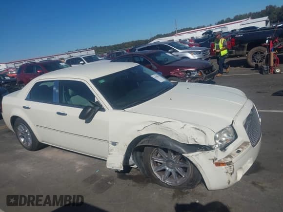 ✅ 2005 Chrysler 300 C • VIN: 2C3JA63H25H576637 • Lot: 43500412. Wystawiony na IAAI z przebiegiem 62 906 mil. Bezpłatny archiwum sprzedaży aukcyjnych z USA i szczegółowy raport historii pojazdu na DreamBid. Zdjęcie 13.