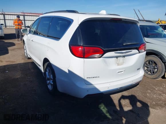 ✅ 2017 Chrysler Pacifica Touring L • VIN: 2C4RC1BG0HR803147 • Лот: 43569666. Опубликован ранее на IAAI с пробегом 225 908 миль. Бесплатный доступ к архиву аукционных продаж из США и подробный отчёт об истории автомобиля на DreamBid. Изображение 3.
