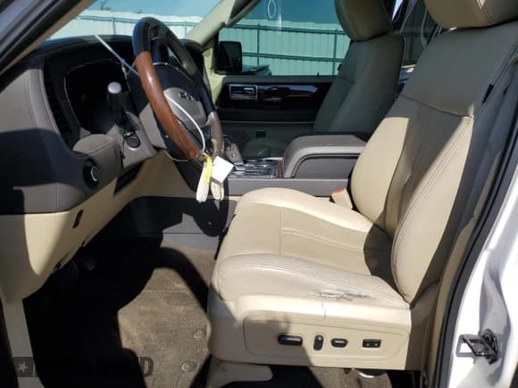 ✅ 2015 Lincoln Navigator • VIN: 5LMJJ3JT8FEJ03084 • Lot: 84768735. Wystawiony na Copart z przebiegiem 163 136 mil. Bezpłatny archiwum sprzedaży aukcyjnych z USA i szczegółowy raport historii pojazdu na DreamBid. Zdjęcie 7.