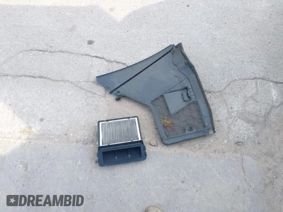 ✅ 2017 Mercedes-Benz C 300 • VIN: WDDWJ4JB2HF394954 • Lot: 42071770. Listed on IAAI with 94,804 mi. Free auction sales archive from the USA and detailed vehicle history report at DreamBid. Image 12.