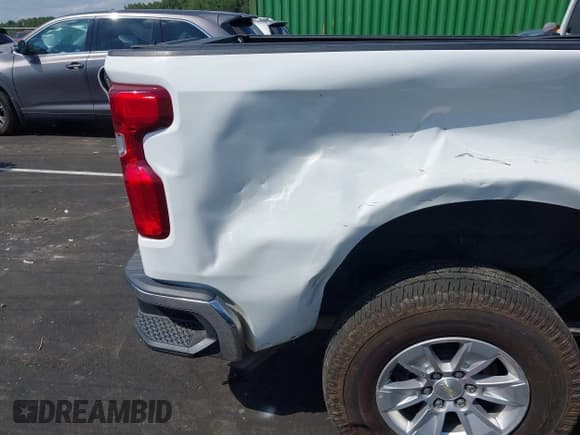 ✅ 2019 Chevrolet Silverado 1500 LT • VIN: 3GCPWCED6KG187883 • Lot: 43069333. Wystawiony na IAAI z przebiegiem 117 948 mil. Bezpłatny archiwum sprzedaży aukcyjnych z USA i szczegółowy raport historii pojazdu na DreamBid. Zdjęcie 17.