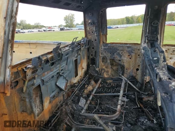 ✅ 2022 Chevrolet Silverado 2500HD • VIN: 1GC2YPEYXNF301095 • Lot: 84425725. Wystawiony na Copart z przebiegiem Nie podano. Bezpłatny archiwum sprzedaży aukcyjnych z USA i szczegółowy raport historii pojazdu na DreamBid. Zdjęcie 10.