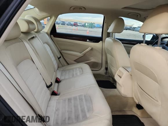 ✅ 2012 Volkswagen Passat SEL Premium • VIN: 1VWCN7A31CC050664 • Лот: 93380685. Опубликован ранее на Copart с пробегом 124 545 миль. Бесплатный доступ к архиву аукционных продаж из США и подробный отчёт об истории автомобиля на DreamBid. Изображение 10.