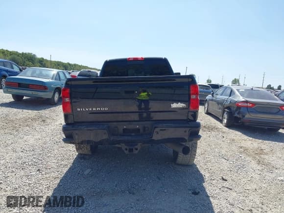 ✅ 2018 Chevrolet Silverado 2500HD High Country • VIN: 1GC1KXEY2JF276409 • Lot: 43179213. Listed on IAAI with 122,005 mi. Free auction sales archive from the USA and detailed vehicle history report at DreamBid. Image 17.