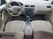 ✅ 2006 Ford Focus S • VIN: 1FAFP34N56W242498 • Lot: 91859985. Wystawiony na Copart z przebiegiem 70 540 mil. Bezpłatny archiwum sprzedaży aukcyjnych z USA i szczegółowy raport historii pojazdu na DreamBid. Zdjęcie 8.