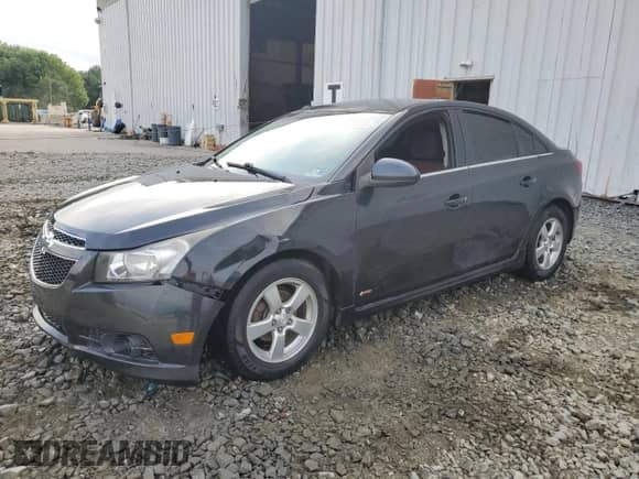 2013 Chevrolet Cruze 1LT z VIN 1G1PC5SB7D7109398, wystawiony jako Copart lot #65826725 z przebiegiem Nie podano mil oraz Szkoda całkowita • Salvage title. Historia ofert i sprzedaży dostępna na DreamBid. Obrazek 1.