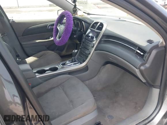 2013 Chevrolet Malibu LS z VIN 1G11A5SA2DF256785, wystawiony jako IAAI lot #42630945 z przebiegiem Nie podano mil oraz . Historia ofert i sprzedaży dostępna na DreamBid. Obrazek 5.