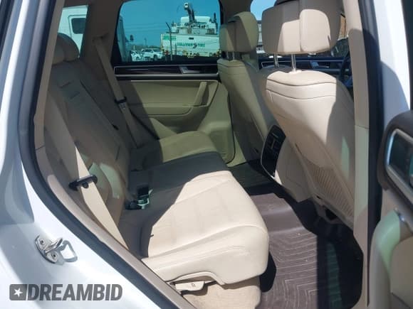 ✅ 2016 Volkswagen Touareg Lux • VIN: WVGEF9BP3GD004853 • Lot: 41905994. Listed on IAAI with 132,606 mi. Free auction sales archive from the USA and detailed vehicle history report at DreamBid. Image 8.