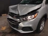 ✅ 2022 Chevrolet Trax LS • VIN: KL7CJNSMXNB555960 • Lot: 42563564. Wystawiony na IAAI z przebiegiem 28 553 mil. Bezpłatny archiwum sprzedaży aukcyjnych z USA i szczegółowy raport historii pojazdu na DreamBid. Zdjęcie 6.