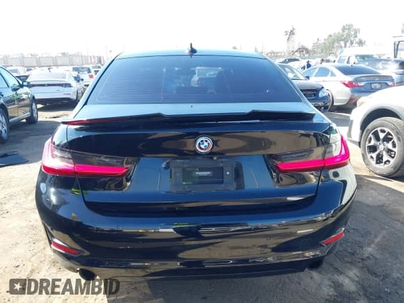 ✅ 2019 BMW 3 Series 330i • VIN: 3MW5R1J59K8B00700 • Lot: 43363732. Wystawiony na IAAI z przebiegiem 87 370 mil. Bezpłatny archiwum sprzedaży aukcyjnych z USA i szczegółowy raport historii pojazdu na DreamBid. Zdjęcie 16.